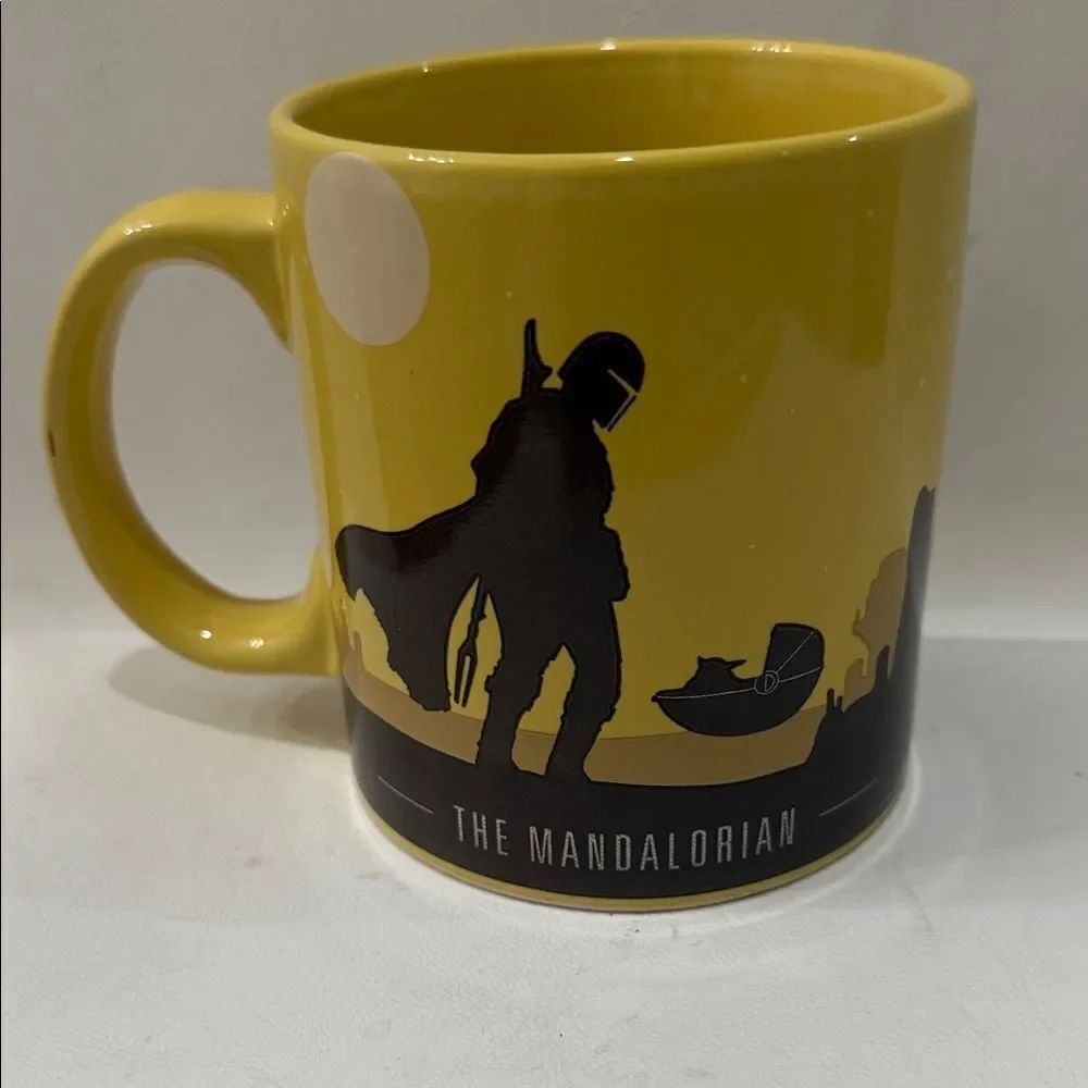 Star Wars Mandalorian Yellow Brown Mug 20 Oz 4 1/4 Tall 3 3/4 Round Lucasfilm